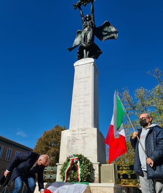 “Nuova” Vittoria Alata con corona d’alloro