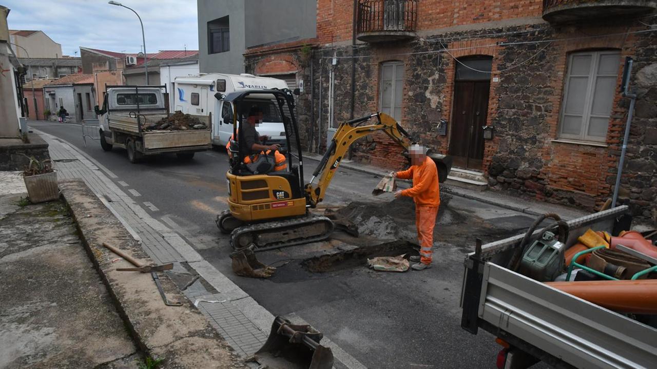 Cede l’asfalto, chiusa la strada