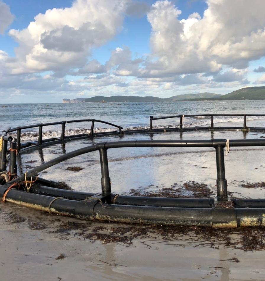 La mareggiata trascina in spiaggia il galleggiante della peschiera