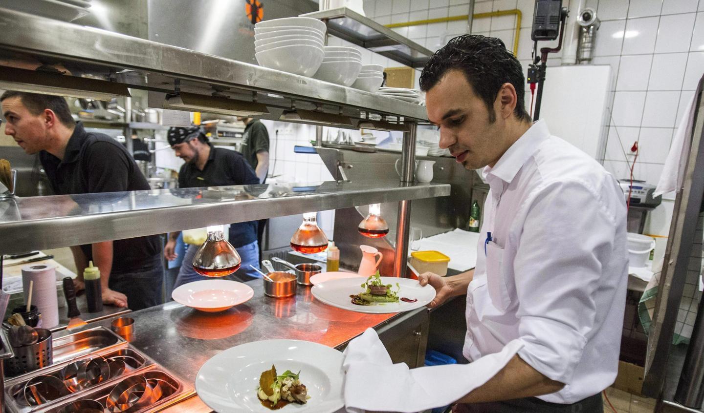 La storia di Gavino, cameriere tuttofare in ristorante: 17 ore al giorno per 1100 euro al mese 