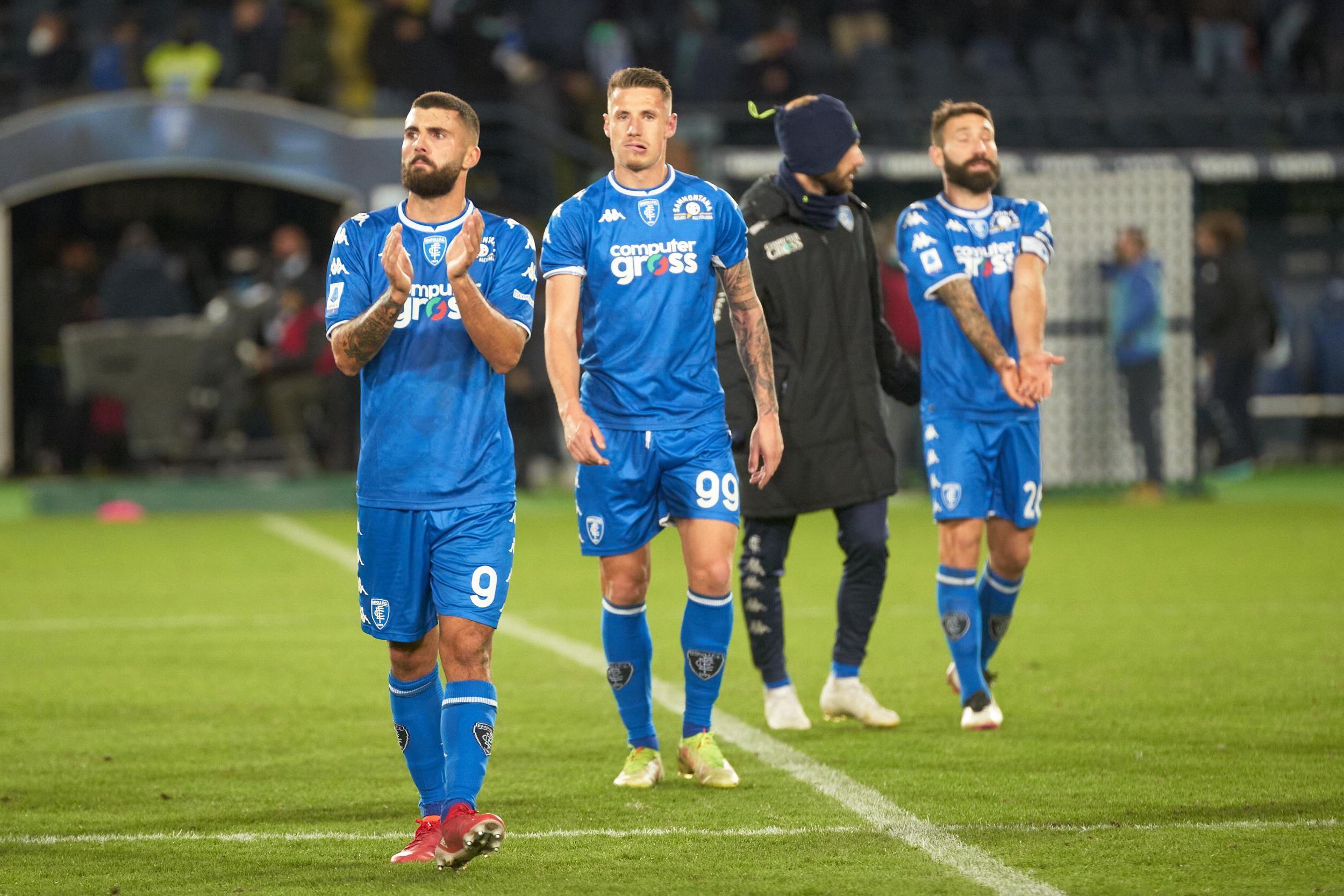 Patrick Cutrone applaude i tifosi alla fine della partita (foto Sestini)