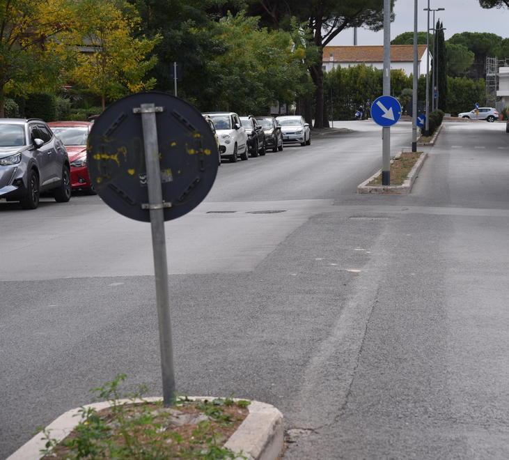 Viale Uranio: uno dei varchi per l'inversione di marcia che saranno chiusi