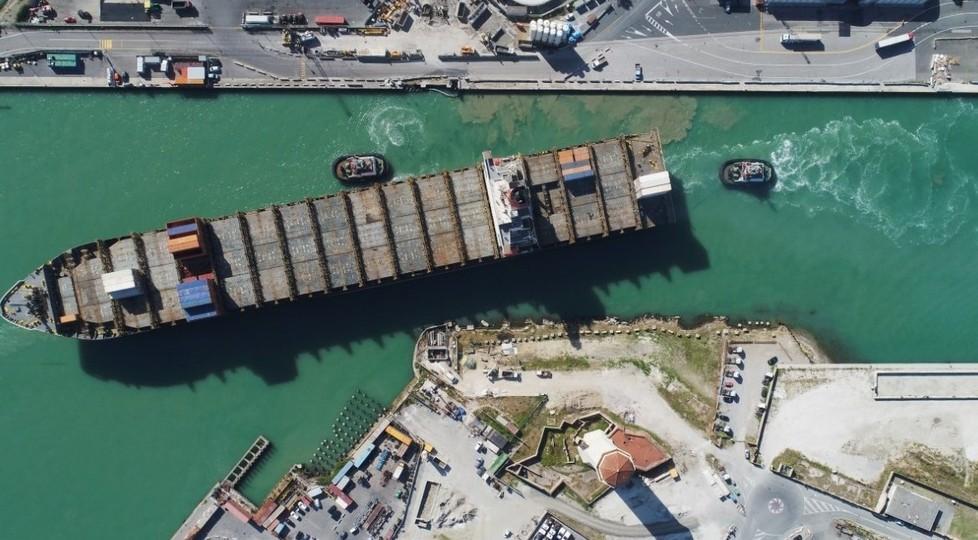 L'ingresso di una portacontainer