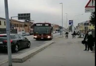 Ferrara, caos in via Bologna, semaforo impazzito poi gasolio in strada 