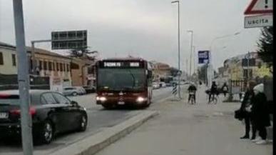 Ferrara, caos in via Bologna, semaforo impazzito poi gasolio in strada