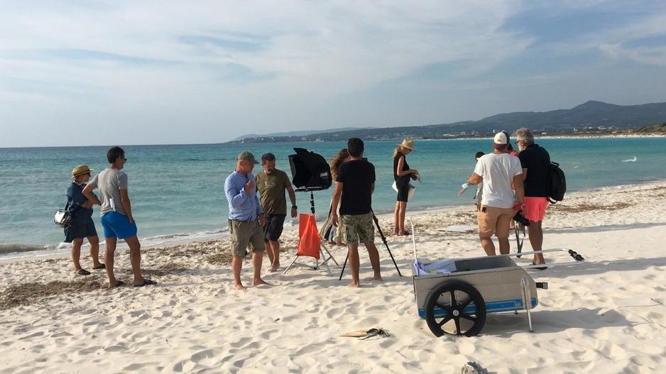 Le Spiagge Bianche diventano il set per un servizio fotografico di borse. «Location perfetta»