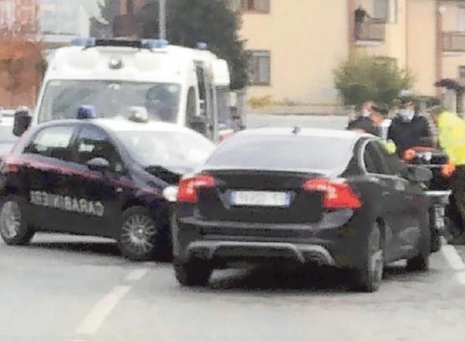 Lo scontro tra l'auto dei truffatori e quella dei carabinieri, in Piemonte
