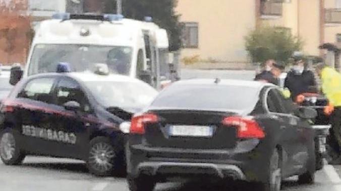Lo scontro tra l'auto dei truffatori e quella dei carabinieri, in Piemonte