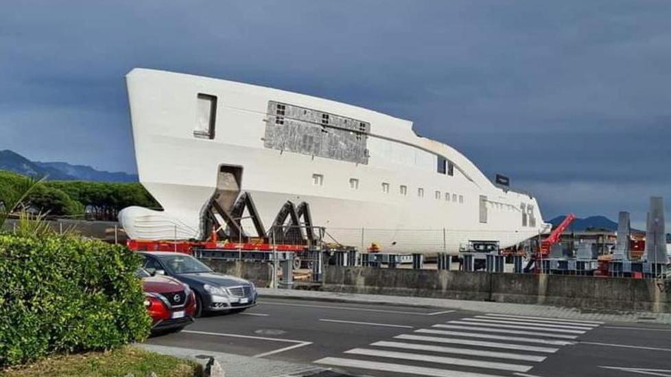La chiglia per lo yacht di 75 metri di The Italian Sea Group durante il trasporto eccezionale (foto Cuffaro)