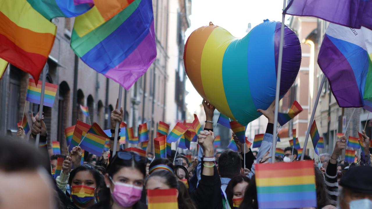L'arcobaleno in corteo: "Noi in ogni piazza contro l'omotransfobia"