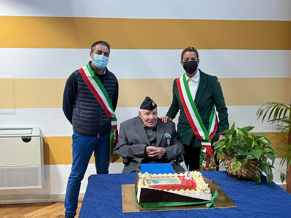 Il vicesindaco di Selegas Raffaele Porru e la sindaca di Elmas Maria Laura Orrù col maresciallo centenario Giuseppe Tinti