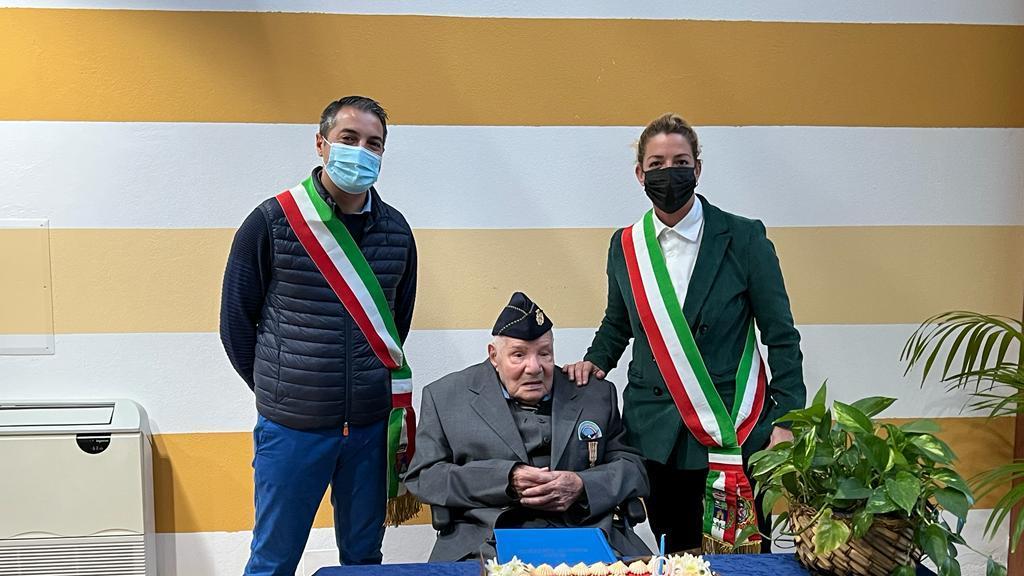 Il vicesindaco di Selegas Raffaele Porru e la sindaca di Elmas Maria Laura Orrù col maresciallo centenario Giuseppe Tinti
