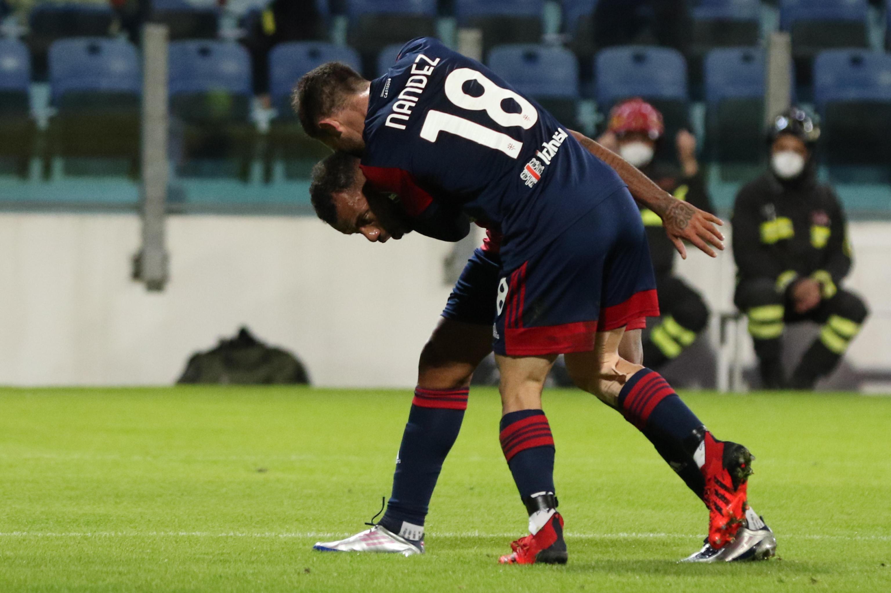 Nandez abbraccia Joao Pedro dopo l'illusiorio 1-1.