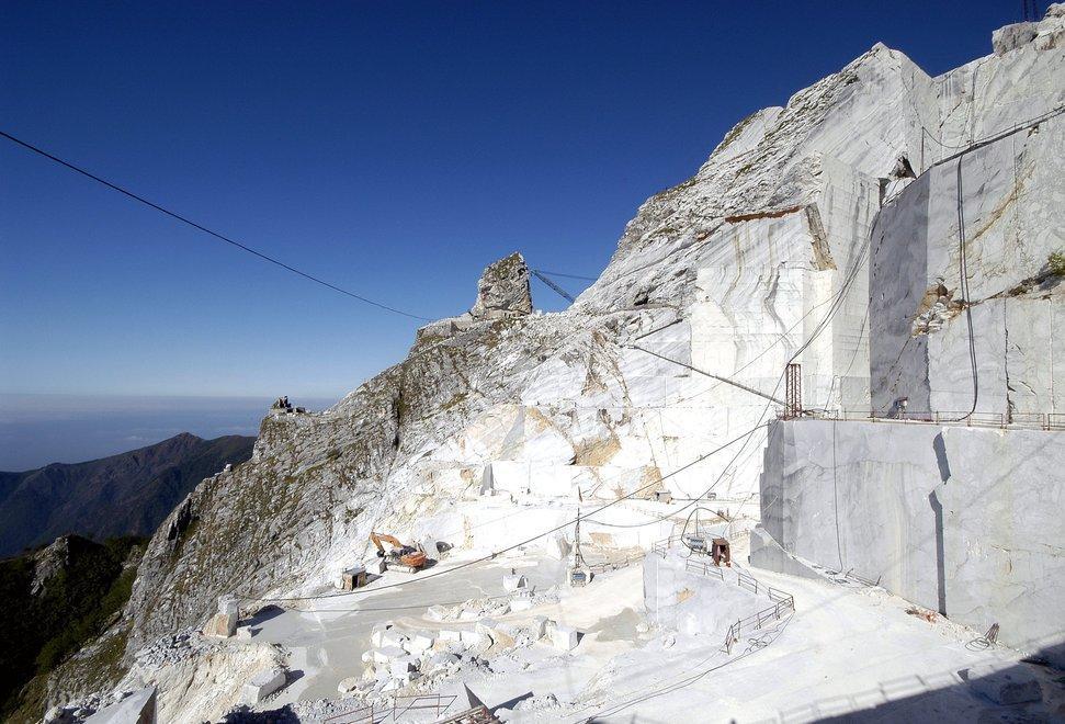 Il Comitato: «Altissimo, le cave non tornano in mano alla Henraux»