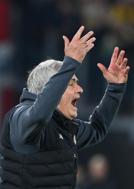 Mourinho attacca gli arbitri di Coppa ma intanto arrivano anche i primi fischi
