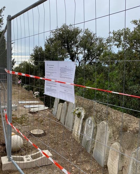 Crolla il muro del cimitero Allarme per il maltempo 