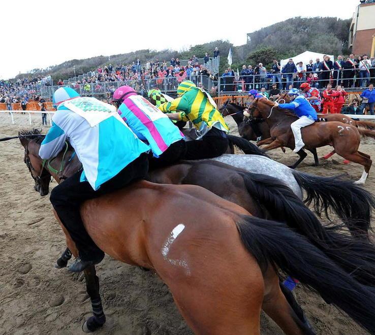 Palio Costa etrusca lo stop imposto passa dalla spiaggia e dalla sua tutela 