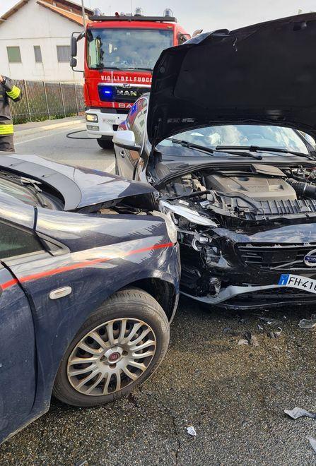 Truffano gli anziani: finti carabinieri arrestati dopo la rocambolesca fuga 