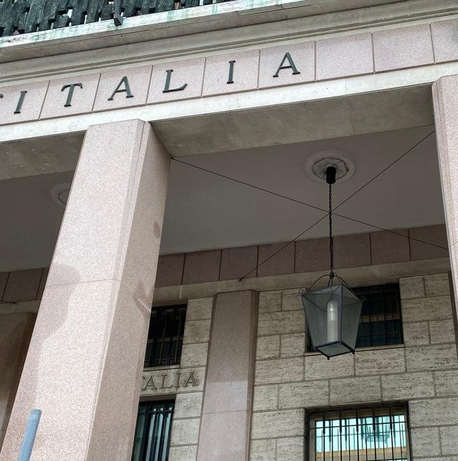 Dal loggiato sparisce la lanterna storica “Al ladro, al ladro” Ma ce l’ha il Comune 