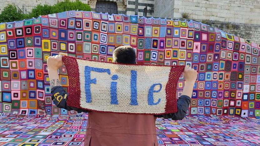 Via Settesoldi si riempie di colori per aiutare File