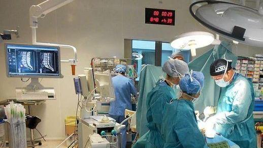 Il dramma di una paziente sassarese, ha un tumore al seno ma prima di operarlo passeranno due mesi