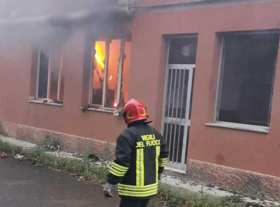 Sassuolo, ex-Cisa Cerdisa. Bruciano dei rifiuti per riscaldarsi e causano un incendio 
