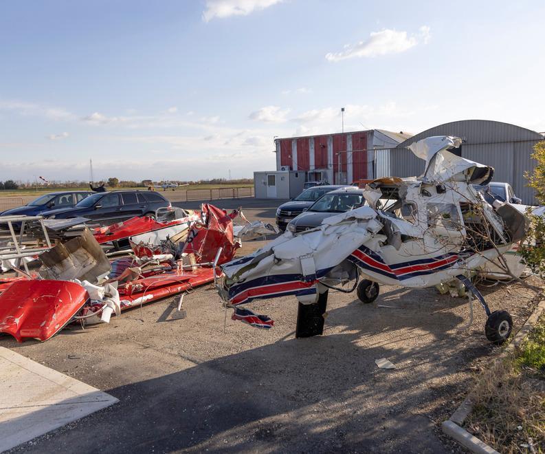 Fossoli. L’Aeroclub cancellato dal tornado Bonaccini: «Non siete soli, vi aiuteremo» 
