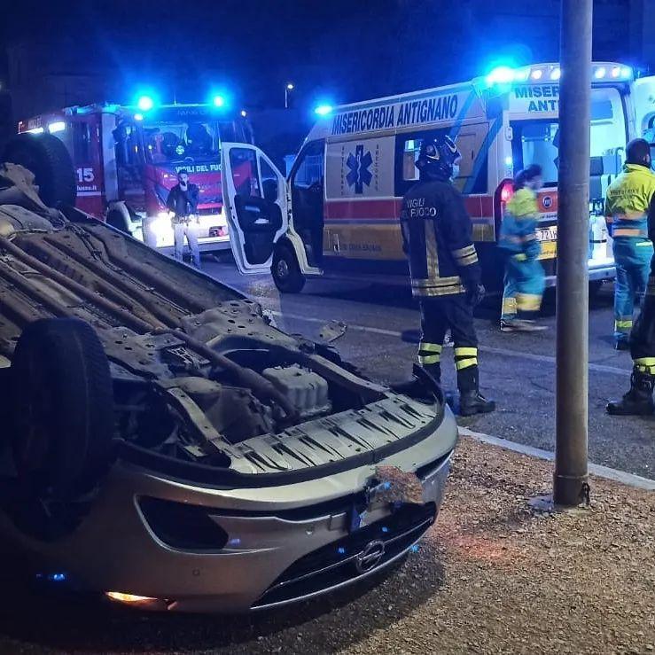 L'auto ribaltato sul viale di Antignano