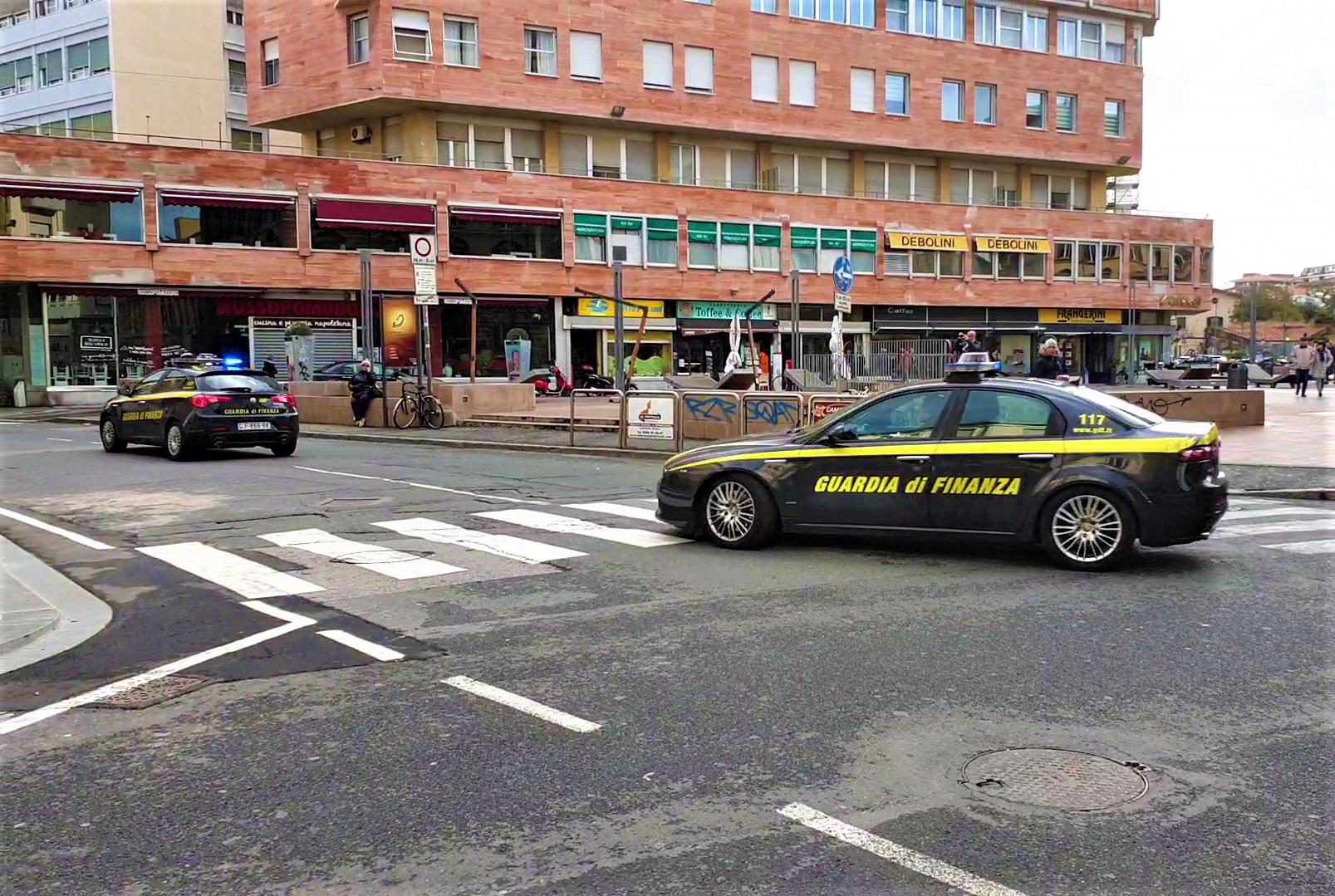 Un'auto della guardia di finanza in piazza Attias (foto d'archivio)