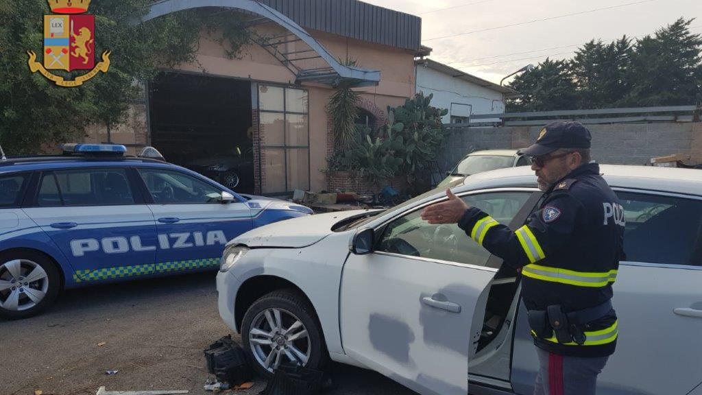 La polizia davanti al capannone