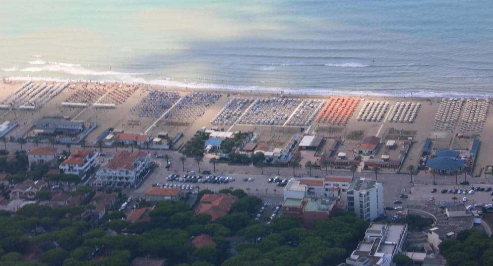 Una veduta dall’alto degli stabilimenti balneari di Marina di Grosseto (FOTO ENZO RUSSO)