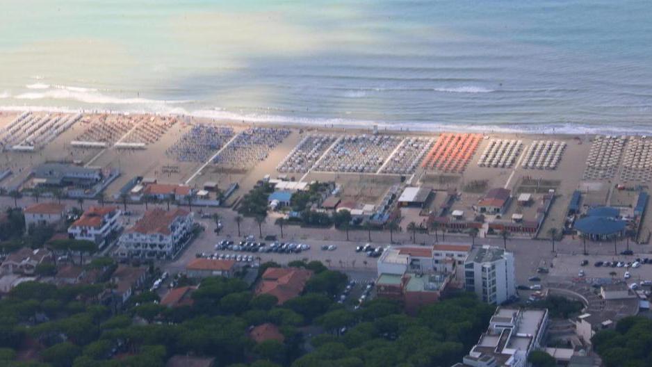 Una veduta dall’alto degli stabilimenti balneari di Marina di Grosseto (FOTO ENZO RUSSO)