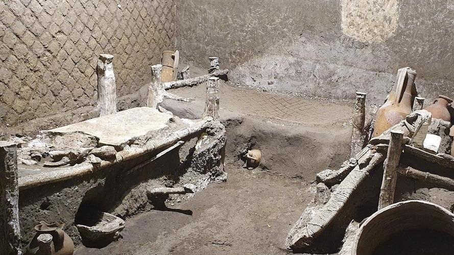 Una suggestiva immagine tratta dalla pagina Fb del parco archeologico di Pompei con la stanza degli schiavi