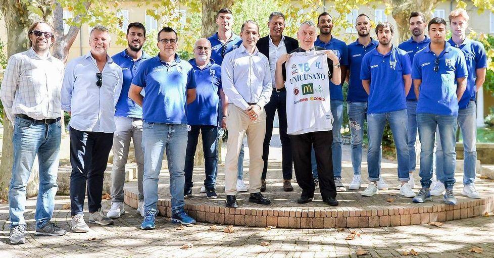 L’incontro tra giocatori, staff e dirigenti della Pielle con il vescovo Simone Giusti (MASINI)