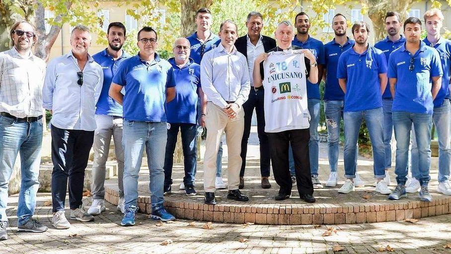 L’incontro tra giocatori, staff e dirigenti della Pielle con il vescovo Simone Giusti (MASINI)