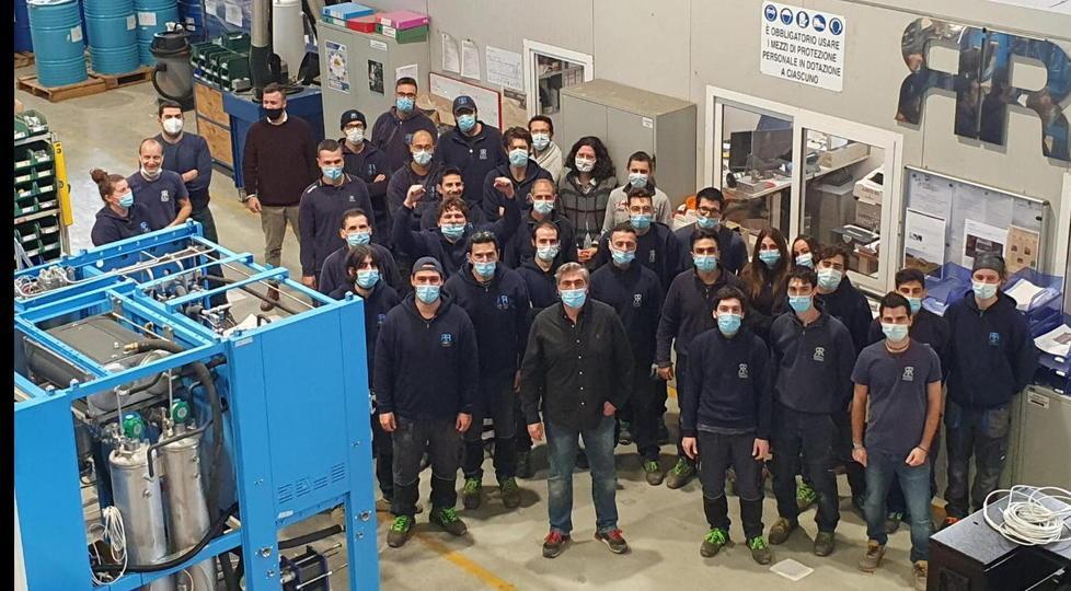 un gruppo di dipendenti nel capannone principale