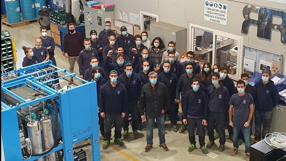 un gruppo di dipendenti nel capannone principale