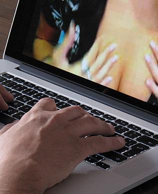 La guardia è accusata di aver messo le foto della moglie nuda sul web