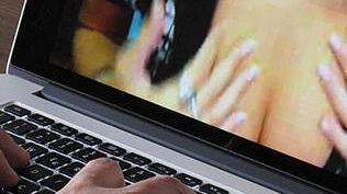 La guardia è accusata di aver messo le foto della moglie nuda sul web