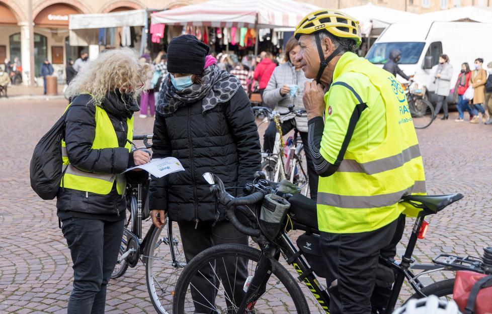 Carpi. Nuove piste ciclabili e come usarle: a lezione pedalando 