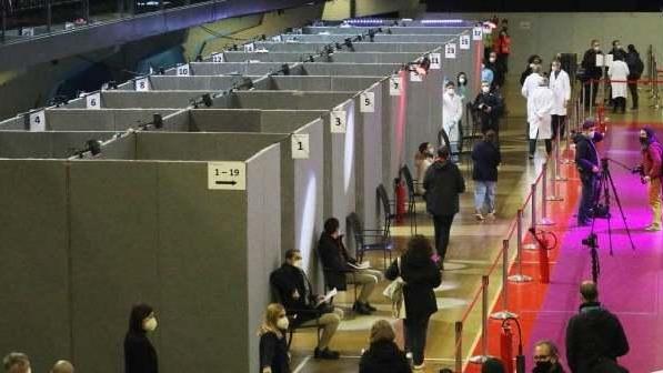 La vaccinazione anti-Covid al Mandela Forum di Firenze, il più grande della Toscana