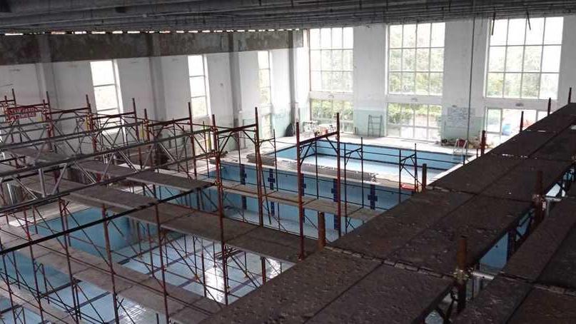 Ex piscina comunale a Viareggio, lavori iniziati: la copertura non andrà abbattuta