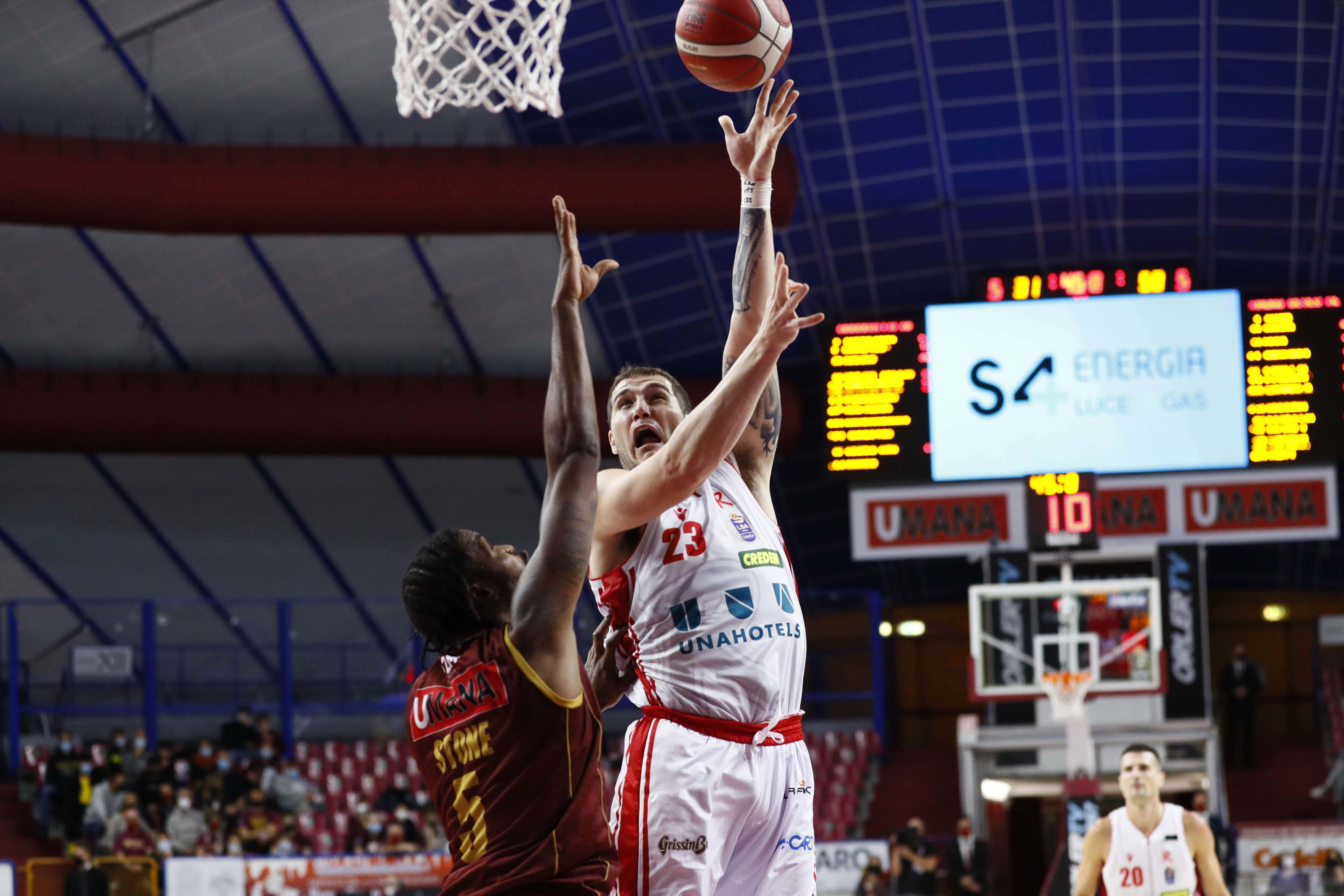 Justin Johnson a canestro al Taliercio