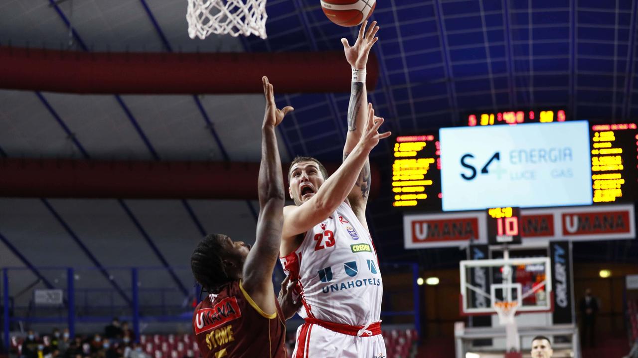 Justin Johnson a canestro al Taliercio