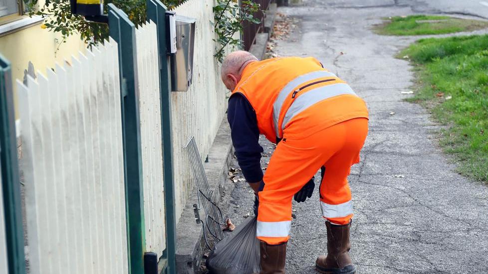 Rifiuti, sos dei sindacati «Ci negano lo sciopero»