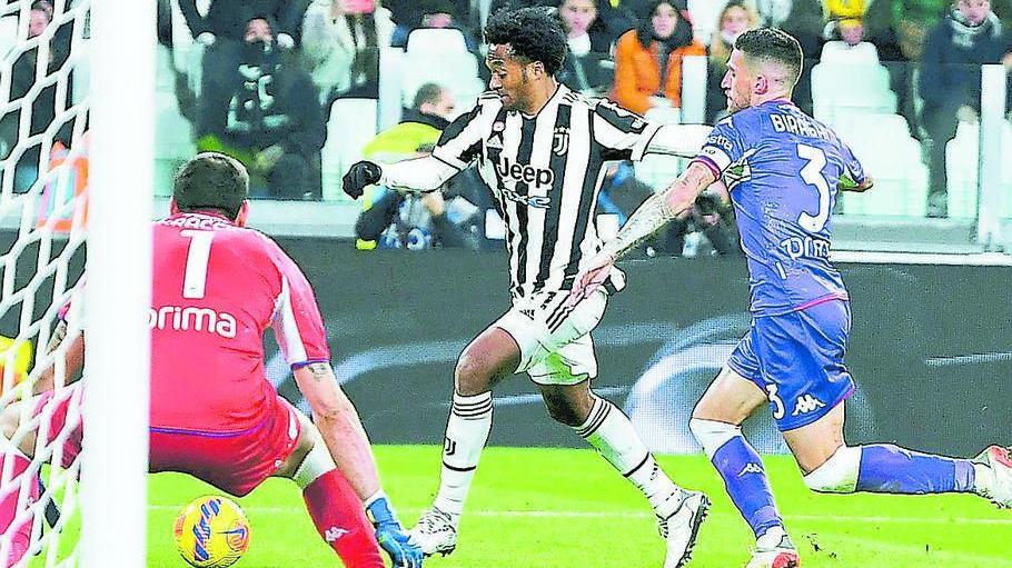 La Juve non incanta ma batte la Viola Nel finale il gol-beffa di Cuadrado