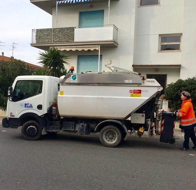 Rifiuti, domani sciopero: sospeso il porta a porta 