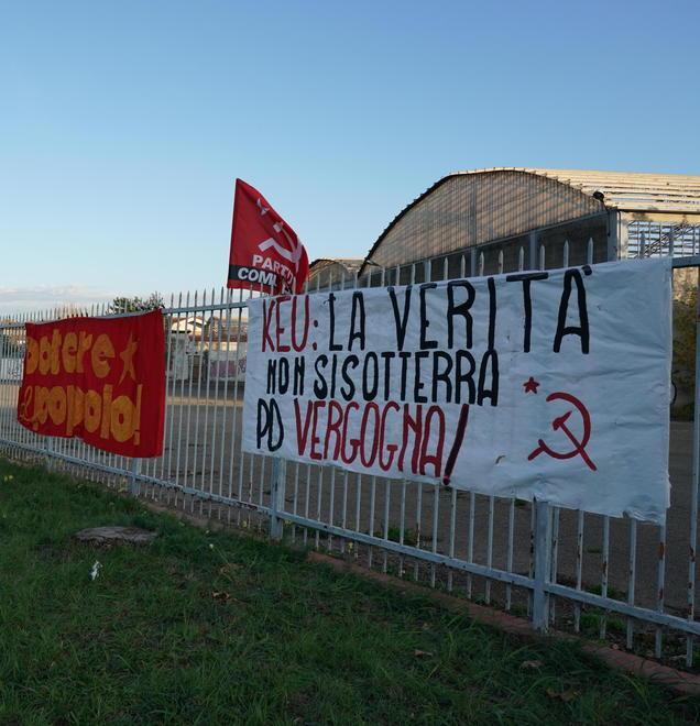 Striscioni di protesta sulla vicenda del Keu