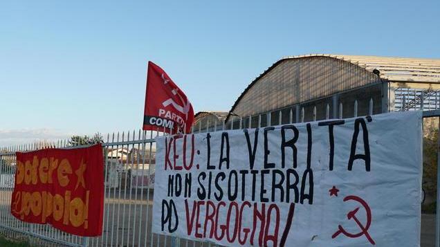 Striscioni di protesta sulla vicenda del Keu