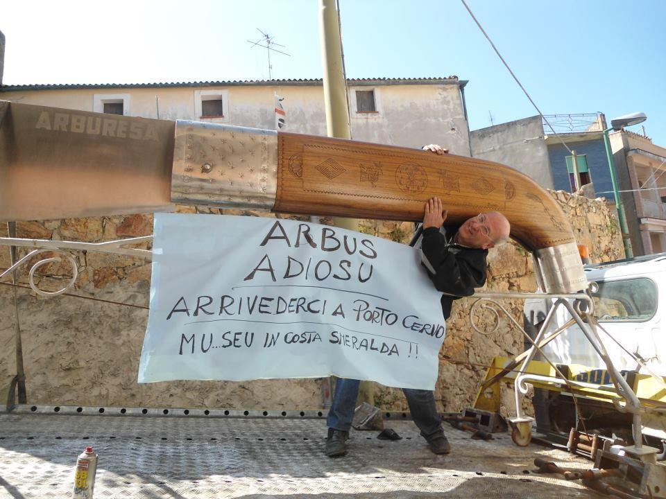 L'artigiano Paolo Pusceddu con s'arresoja di 4,85 metri